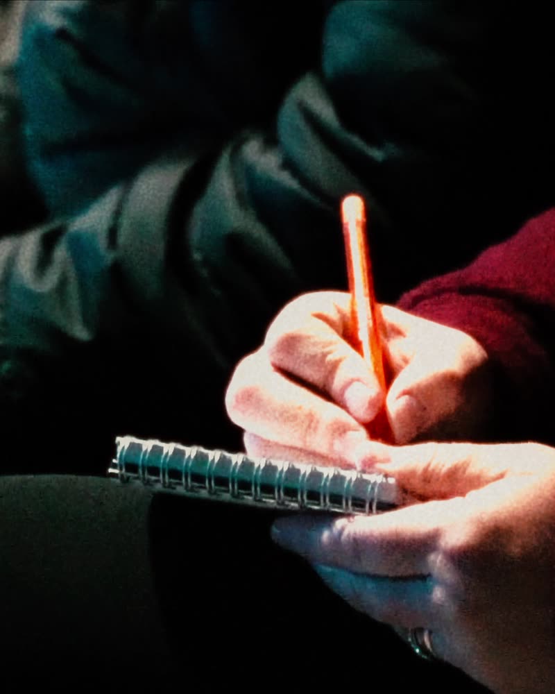 Un alumno toma apuntes en su cuaderno durante la clase