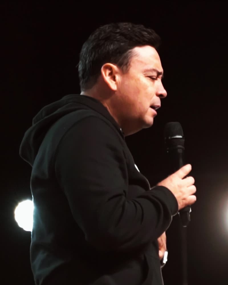 Una clase presencial de la escuela: el pastor enseña con micrófono en el escenario