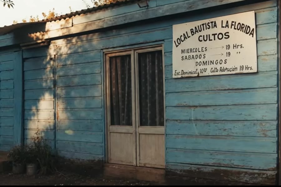 El antiguo local de madera de la Iglesia Bautista La Florida, con su letrero de horarios de culto