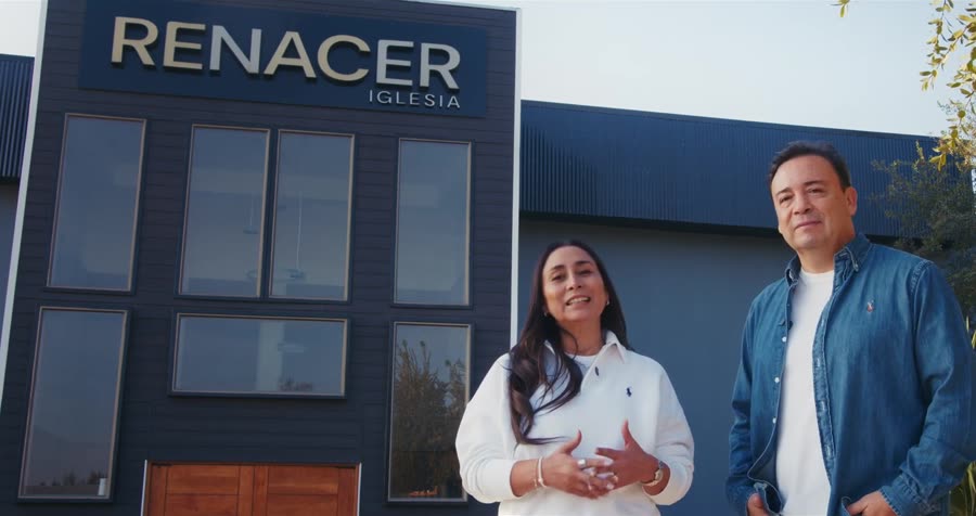 El templo de Iglesia Renacer, con su nombre en la fachada